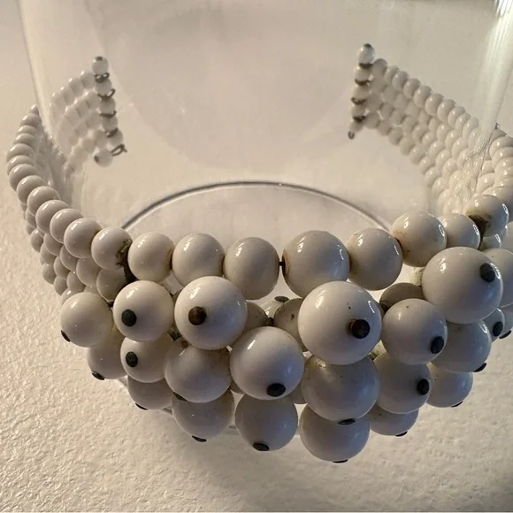 Vintage Expandable White Milk Glass Bead Cha Cha Bracelet - Picture 3 of 8
